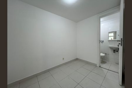 Banheiro simples com piso de porcelanato e sanitário branco. de apartamento para alugar com 4 quartos, 229m² em Leblon, Rio de Janeiro