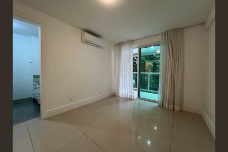Apartamento para alugar com 229m², 4 quartos e 2 vagas Apartamento para alugar com 229m², 4 quartos e 2 vagasSala com janela e ar condicionado, com piso de porcelanato e cortina branca, com iluminação boa e nível de estagio básico.
