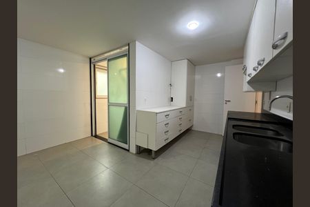 Apartamento para alugar com 229m², 4 quartos e 2 vagas Apartamento para alugar com 229m², 4 quartos e 2 vagasCozinha com móveis brancos e iluminação adequada, com piso de porcelanato e balcão de granito.