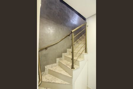 Apartamento à venda com 100m², 2 quartos e 2 vagasEscada