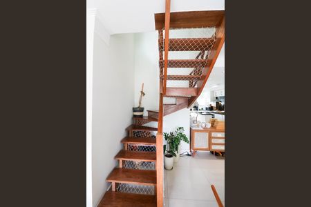 Apartamento à venda com 75m², 2 quartos e 2 vagasEscada