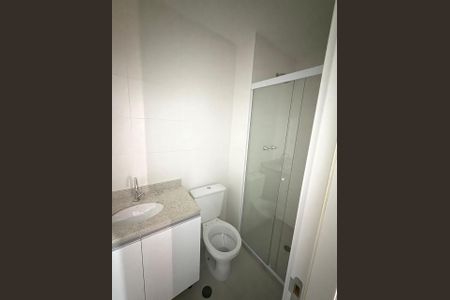 Banheiro de apartamento para alugar com 1 quarto, 47m² em Jardim Tupanci, Barueri