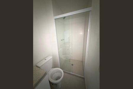 Banheiro de apartamento para alugar com 1 quarto, 47m² em Jardim Tupanci, Barueri