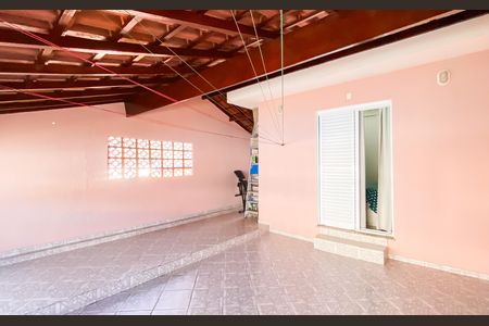 Casa à venda com 140m², 3 quartos e 2 vagas Casa à venda com 140m², 3 quartos e 2 vagasVaranda