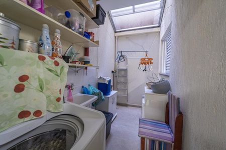 Casa de condomínio à venda com 64m², 3 quartos e 1 vagaÁrea de Serviço