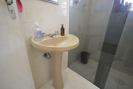 Casa à venda com 140m², 3 quartos e 2 vagas Casa à venda com 140m², 3 quartos e 2 vagasBanheiro 2