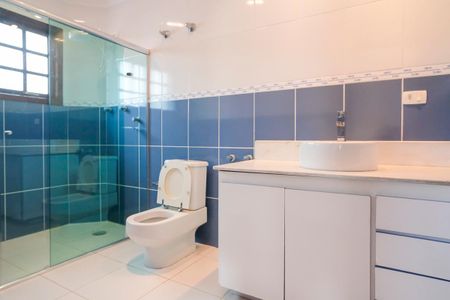 Casa à venda com 490m², 4 quartos e 6 vagasBanheiro da suíte 1