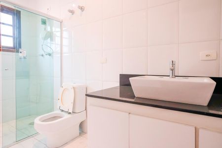 Casa à venda com 490m², 4 quartos e 6 vagasBanheiro da suíte 2