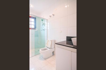 Casa à venda com 490m², 4 quartos e 6 vagasBanheiro da suíte 2