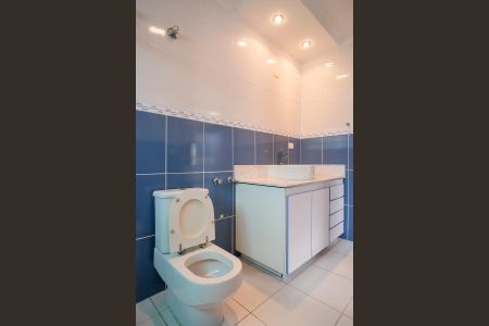 Casa à venda com 490m², 4 quartos e 6 vagasBanheiro da suíte 1