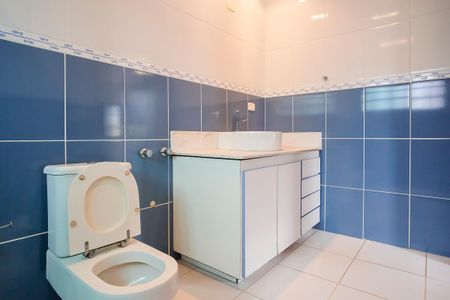 Casa à venda com 490m², 4 quartos e 6 vagasBanheiro da suíte 1