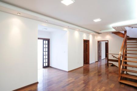Casa à venda com 490m², 4 quartos e 6 vagasSala de acesso para as suítes