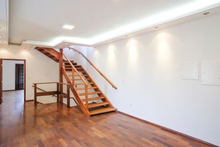 Casa à venda com 490m², 4 quartos e 6 vagasSala de acesso para as suítes