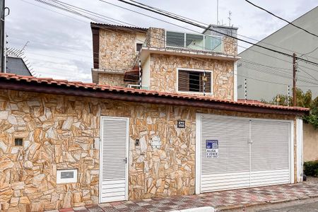 Casa à venda com 490m², 4 quartos e 6 vagasFachada + plaquinha