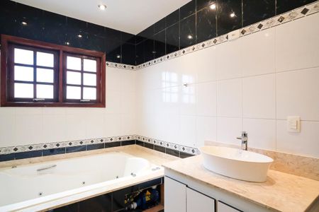 Casa à venda com 490m², 4 quartos e 6 vagasBanheiro da suíte 3