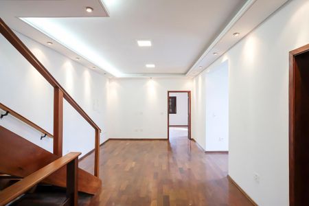 Casa à venda com 490m², 4 quartos e 6 vagasSala de acesso para as suítes