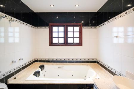 Casa à venda com 490m², 4 quartos e 6 vagasBanheiro da suíte 3