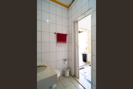 Casa de condomínio para alugar com 320m², 3 quartos e 4 vagas Casa de condomínio para alugar com 320m², 3 quartos e 4 vagasBanheiro de serviço