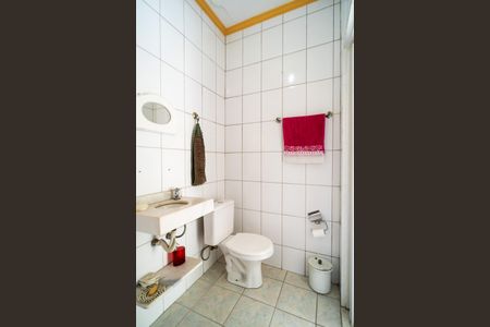 Casa de condomínio para alugar com 320m², 3 quartos e 4 vagas Casa de condomínio para alugar com 320m², 3 quartos e 4 vagasBanheiro de serviço