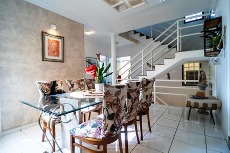 Casa de condomínio para alugar com 320m², 3 quartos e 4 vagas Casa de condomínio para alugar com 320m², 3 quartos e 4 vagasSala de Jantar