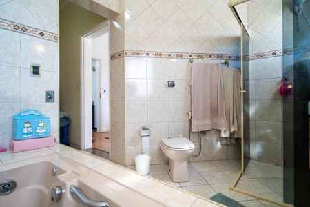 Casa de condomínio para alugar com 320m², 3 quartos e 4 vagas Casa de condomínio para alugar com 320m², 3 quartos e 4 vagasBanheiro da Suíte
