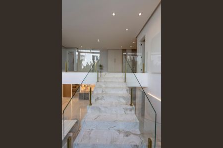 Casa de condomínio à venda com 740m², 4 quartos e 4 vagasEscada de acesso 