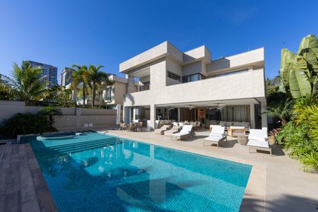 Casa de condomínio à venda com 740m², 4 quartos e 4 vagasQuintal