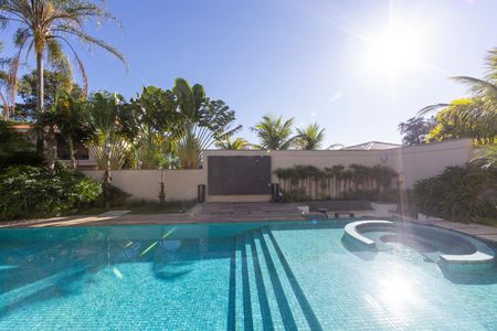 Casa de condomínio à venda com 740m², 4 quartos e 4 vagasQuintal