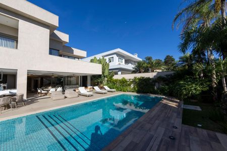 Casa de condomínio à venda com 740m², 4 quartos e 4 vagasQuintal
