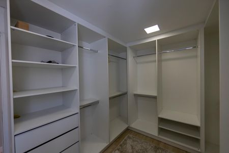 Casa de condomínio à venda com 740m², 4 quartos e 4 vagasCloset 
