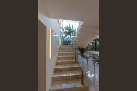 Casa de condomínio à venda com 740m², 4 quartos e 4 vagasEscada de acesso 
