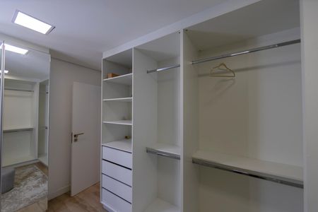 Casa de condomínio à venda com 740m², 4 quartos e 4 vagasCloset 