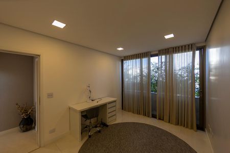 Casa de condomínio à venda com 740m², 4 quartos e 4 vagasEscritório