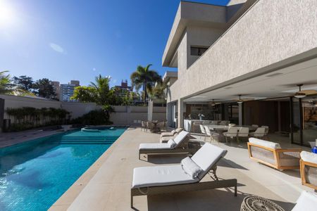 Casa de condomínio à venda com 740m², 4 quartos e 4 vagasQuintal