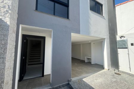 Entrada de casa à venda com 3 quartos, 188m² em Jardim Guanabara, Rio de Janeiro