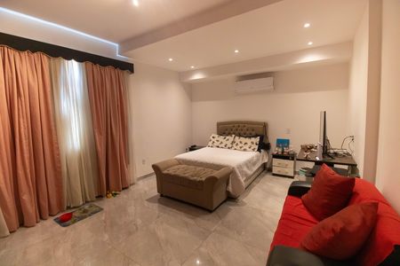 Casa à venda com 300m², 3 quartos e 8 vagas Casa à venda com 300m², 3 quartos e 8 vagasSuíte