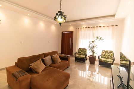 Casa à venda com 300m², 3 quartos e 8 vagas Casa à venda com 300m², 3 quartos e 8 vagasSala
