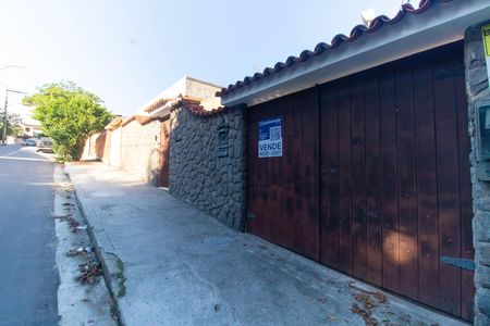 Casa à venda com 300m², 3 quartos e 8 vagas Casa à venda com 300m², 3 quartos e 8 vagasPlaquinha