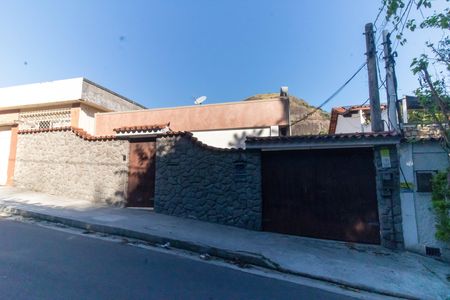 Casa à venda com 300m², 3 quartos e 8 vagas Casa à venda com 300m², 3 quartos e 8 vagasFachada