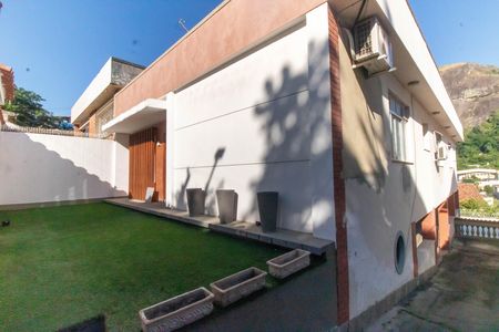 Casa à venda com 300m², 3 quartos e 8 vagas Casa à venda com 300m², 3 quartos e 8 vagasFachada