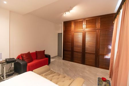 Casa à venda com 300m², 3 quartos e 8 vagas Casa à venda com 300m², 3 quartos e 8 vagasSuíte