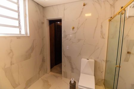 Casa à venda com 300m², 3 quartos e 8 vagas Casa à venda com 300m², 3 quartos e 8 vagasBanheiro da Suíte
