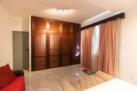 Casa à venda com 300m², 3 quartos e 8 vagas Casa à venda com 300m², 3 quartos e 8 vagasSuíte