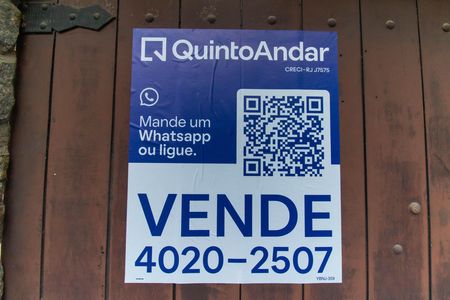 Casa à venda com 300m², 3 quartos e 8 vagas Casa à venda com 300m², 3 quartos e 8 vagasPlaquinha