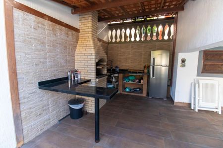 Casa à venda com 300m², 3 quartos e 8 vagas Casa à venda com 300m², 3 quartos e 8 vagasÁrea externa