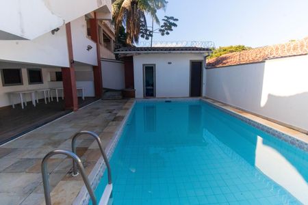 Casa à venda com 300m², 3 quartos e 8 vagas Casa à venda com 300m², 3 quartos e 8 vagasÁrea externa