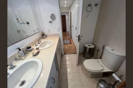 Apartamento à venda com 196m², 3 quartos e 3 vagasBanheiro da Suíte 1