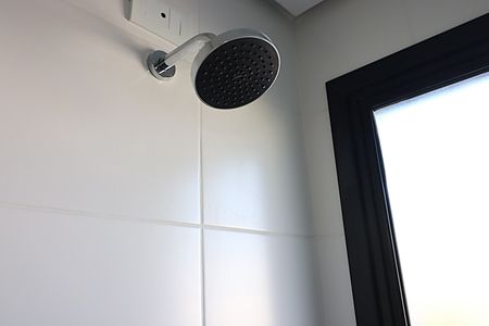 Banheiro social de apartamento para alugar com 2 quartos, 56m² em Petrópolis, Porto Alegre