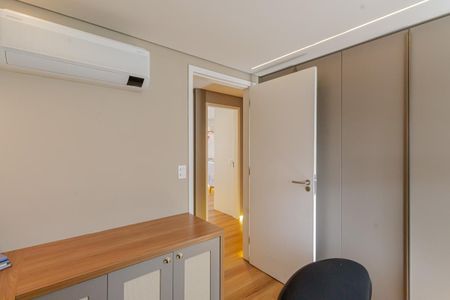 Apartamento à venda com 190m², 4 quartos e 3 vagas Apartamento à venda com 190m², 4 quartos e 3 vagasEscritório