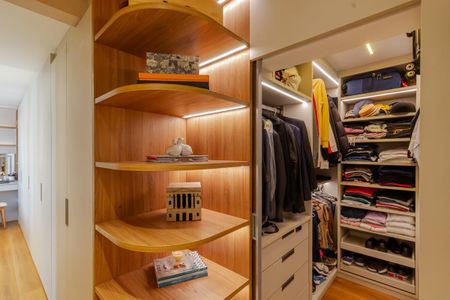 Apartamento à venda com 190m², 4 quartos e 3 vagas Apartamento à venda com 190m², 4 quartos e 3 vagasSuíte 2
